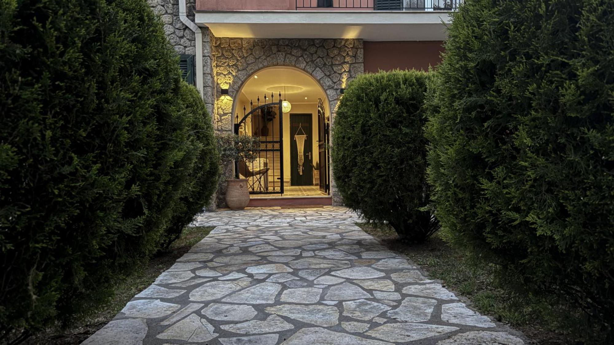 Kaloudis Studios & Apartments Дассия Экстерьер фото