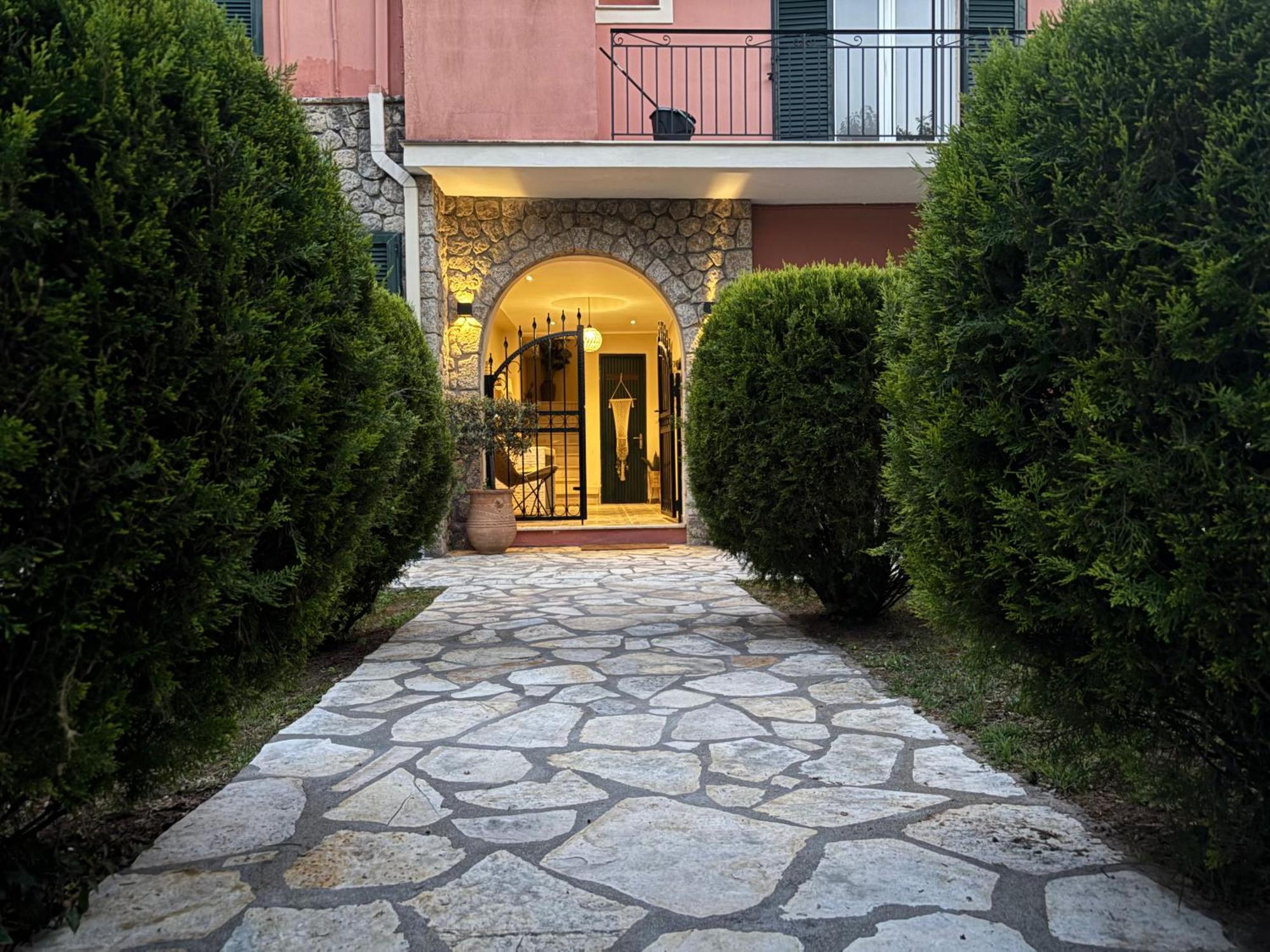 Kaloudis Studios & Apartments Дассия Экстерьер фото